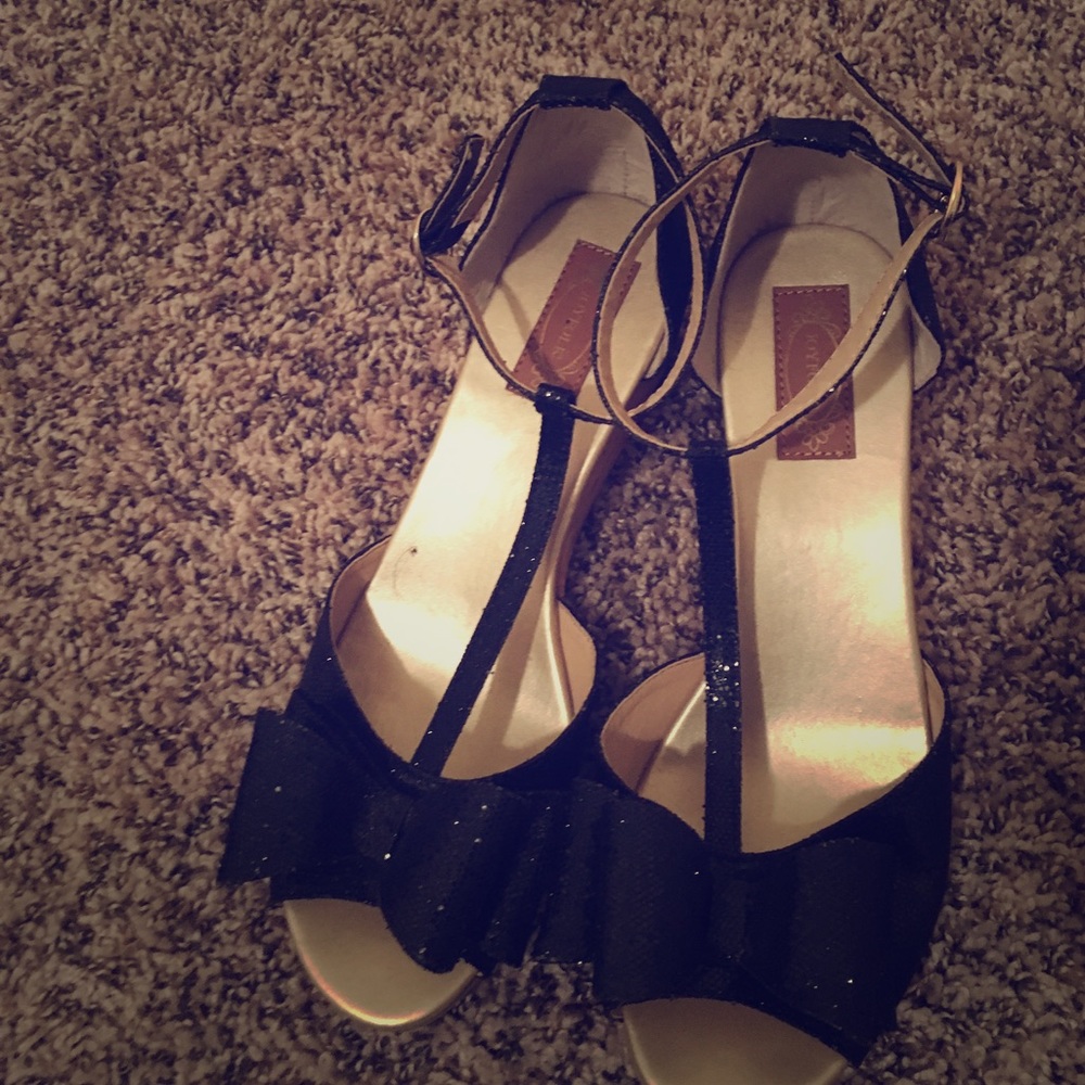 Cute Gold and Black Bow Wedges