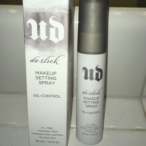 Urban Decay De-slick makeup setting spray