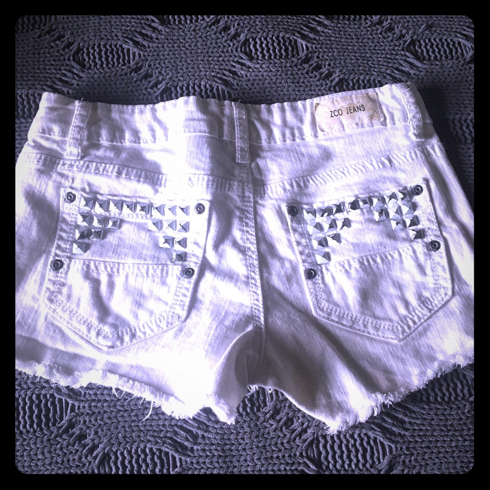 Short white jean shorts