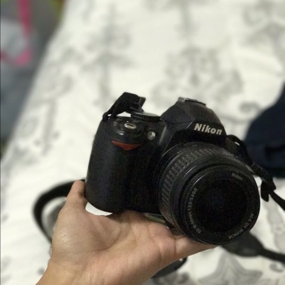 Nikon D3000 - Picture 3 of 4