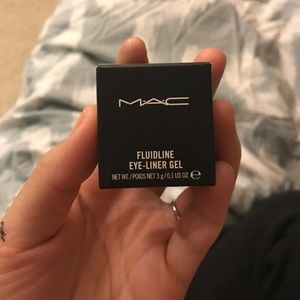 MAC fluidline eye liner gel in black track