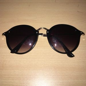 Black round sunglasses
