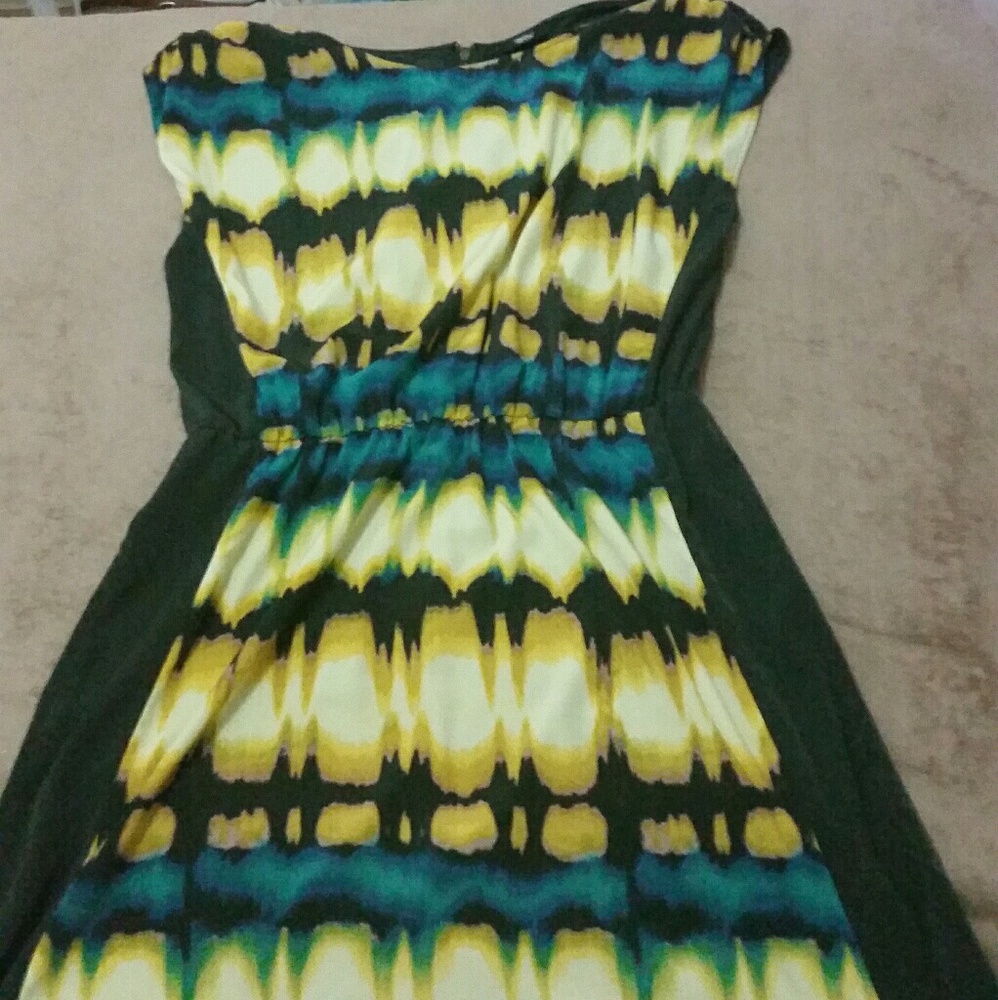 Beautiful mid-thigh polyester dress.