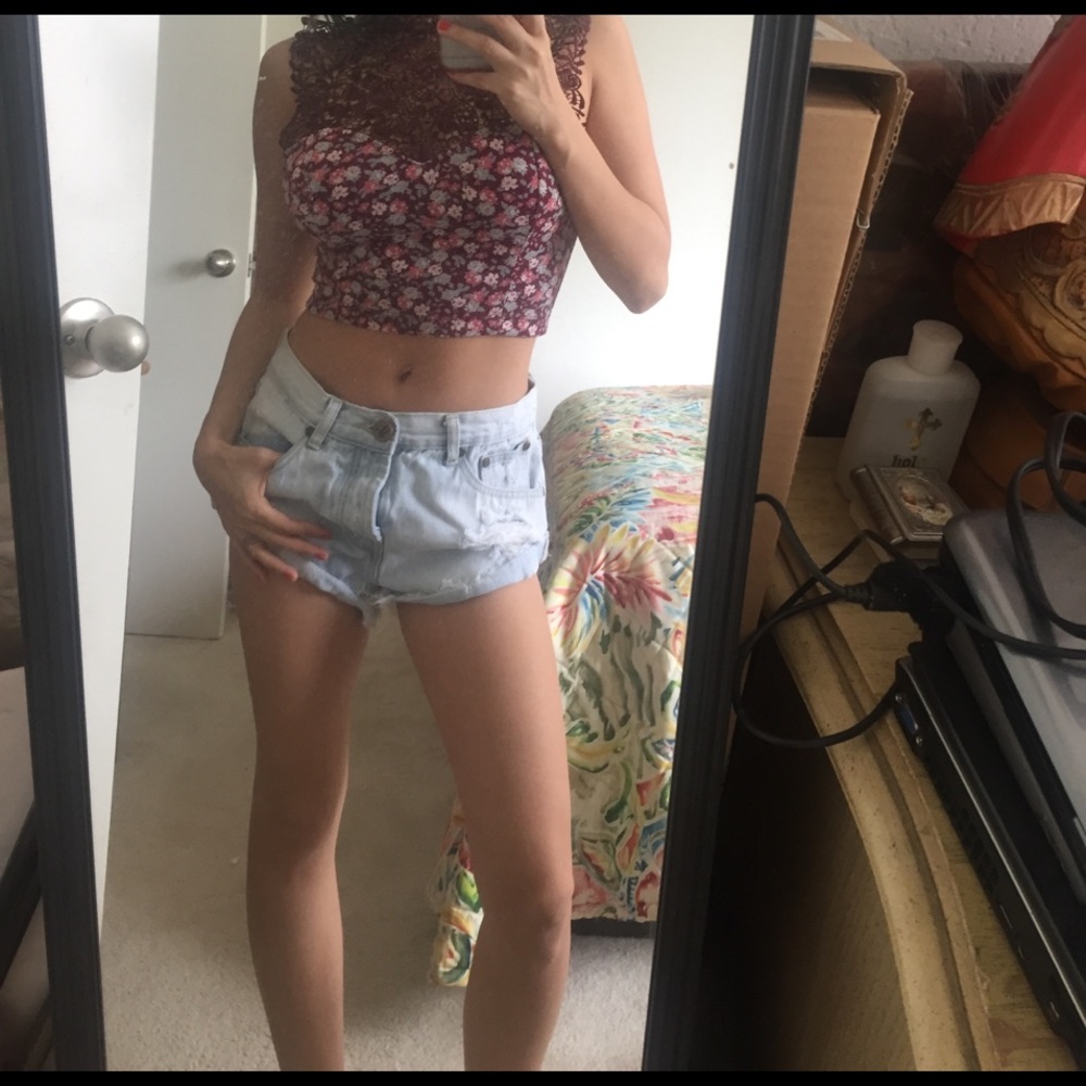 🌻 SALE 🌻 Urban Outfitters floral lace crop top