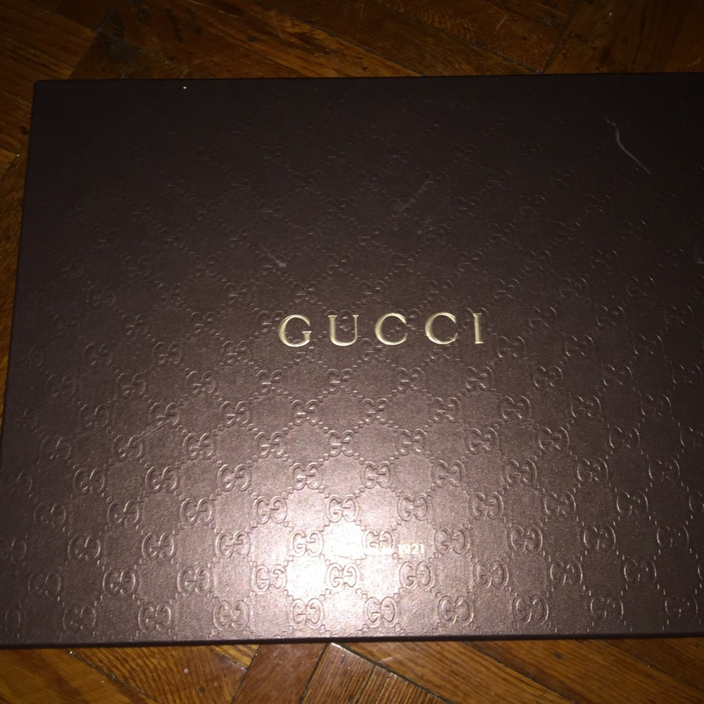 Gucci box size 5 x 10 and 2 bags