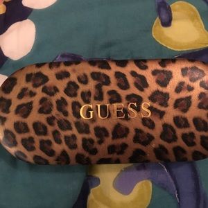 guess glasses case/cloth