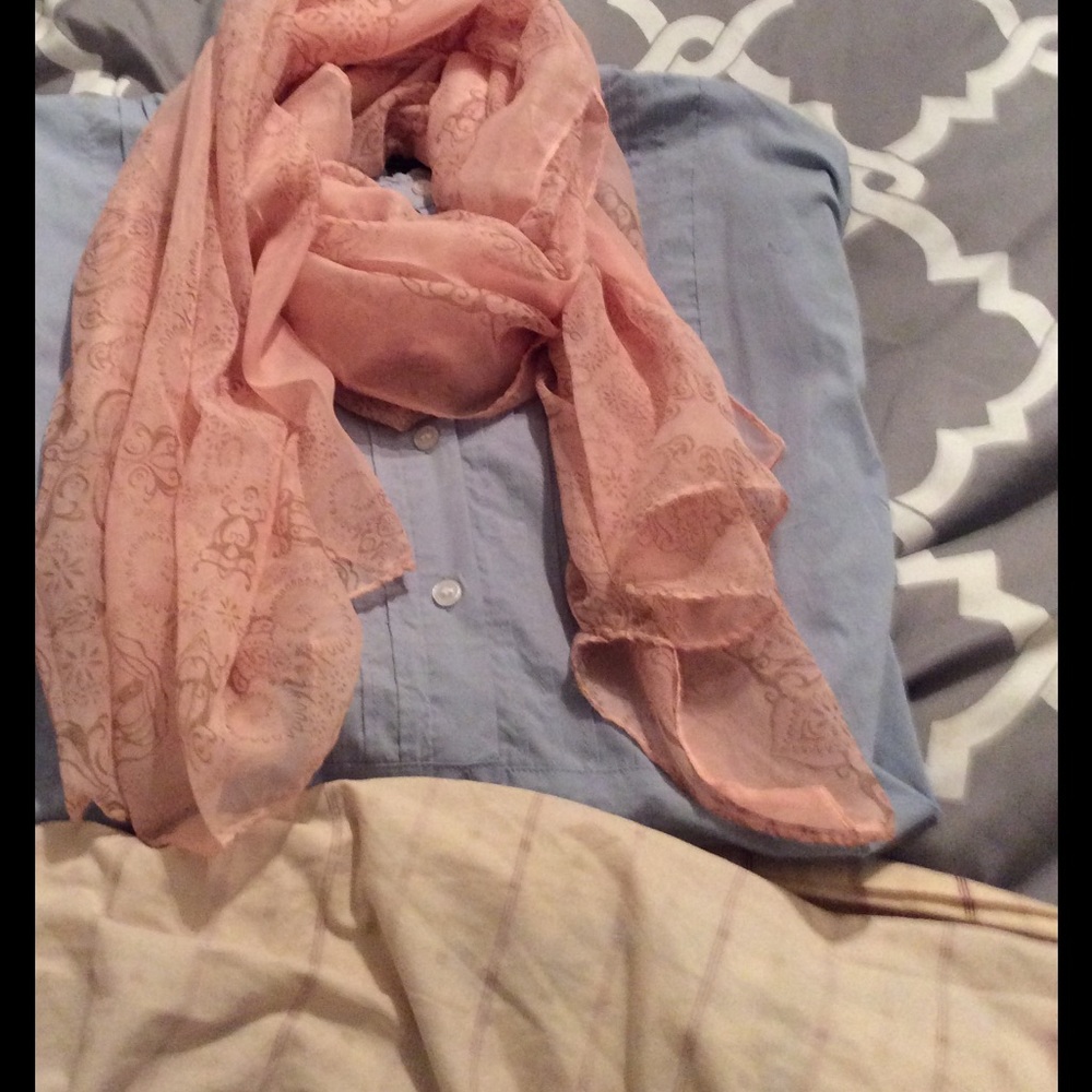 Beautiful Pink an Tan scarf.