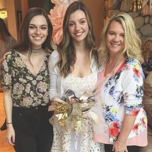 Meet your Posher, Elise