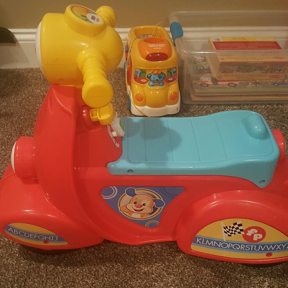 Fisher price laugh and learn smart stages scooter