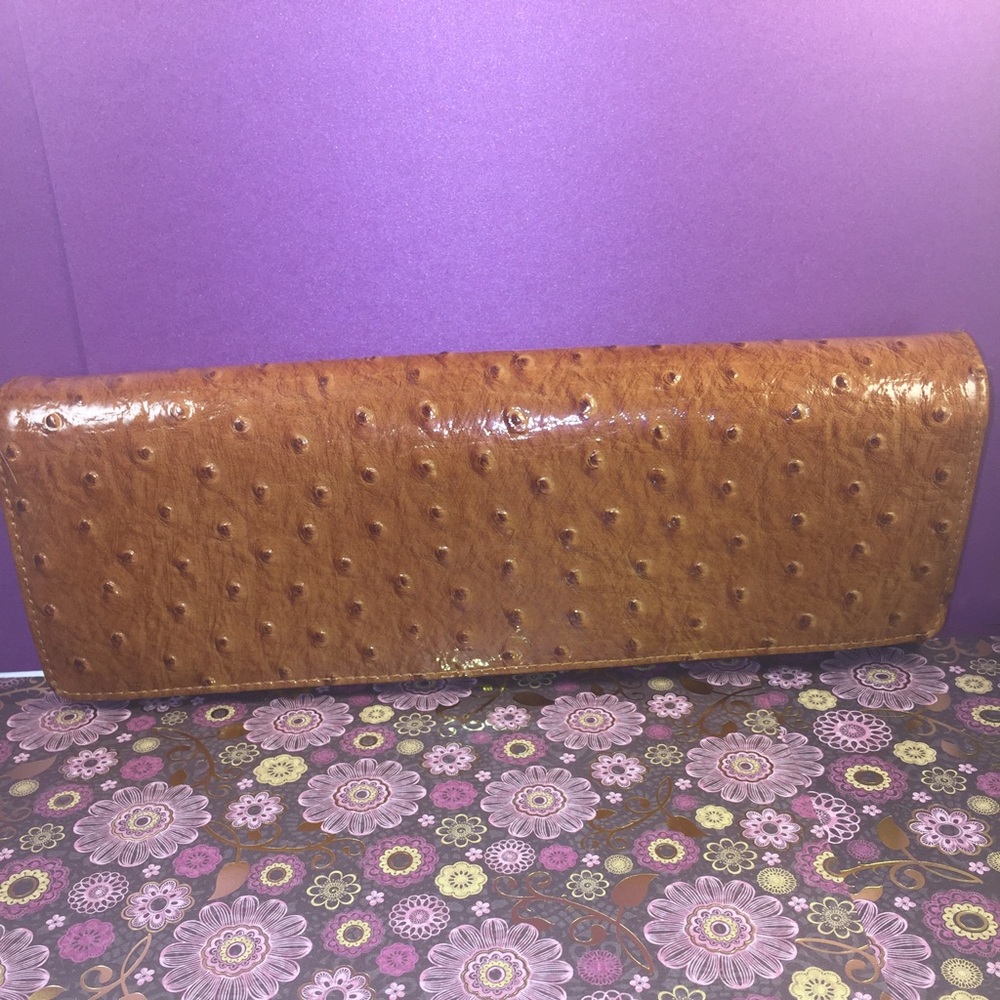 Textured clutch with compartments