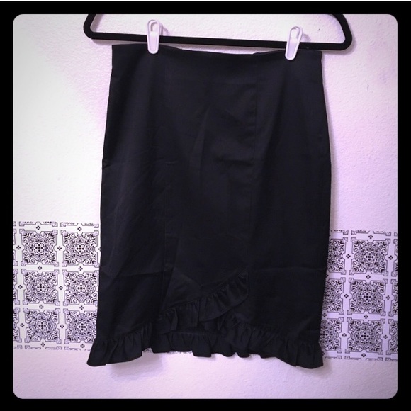 Retl$159 Sm Sexy Bebe skirt with asymmetrical front 💜 - Picture 4 of 4