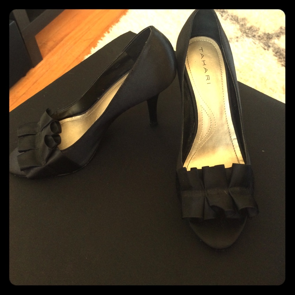 Tahari black ruffled open toe heel