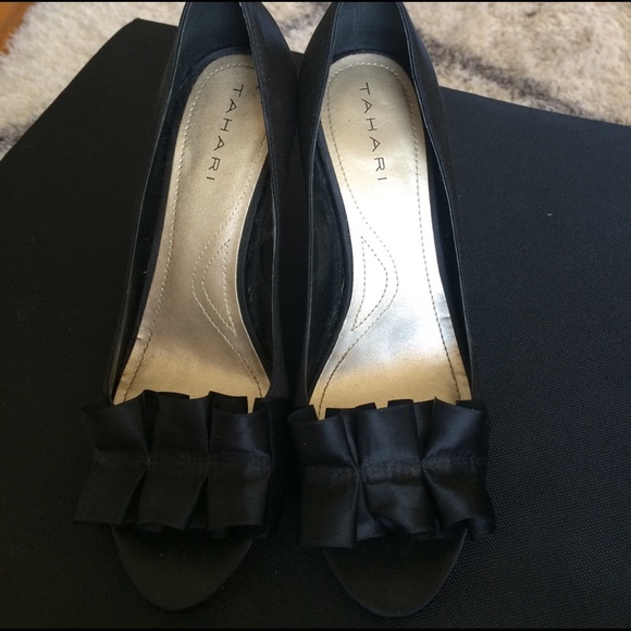 Tahari black ruffled open toe heel - Picture 2 of 7