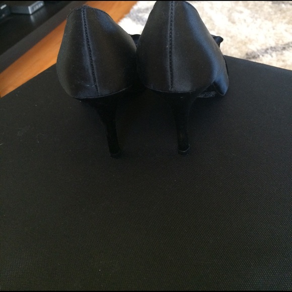 Tahari black ruffled open toe heel - Picture 3 of 7