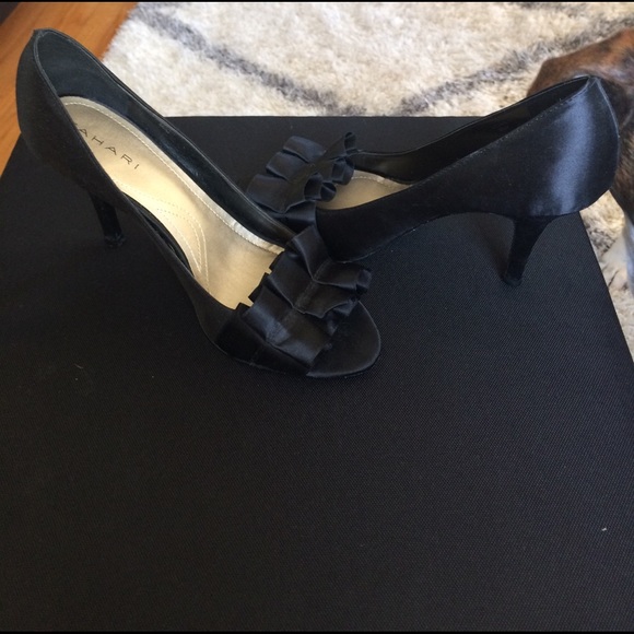 Tahari black ruffled open toe heel - Picture 4 of 7