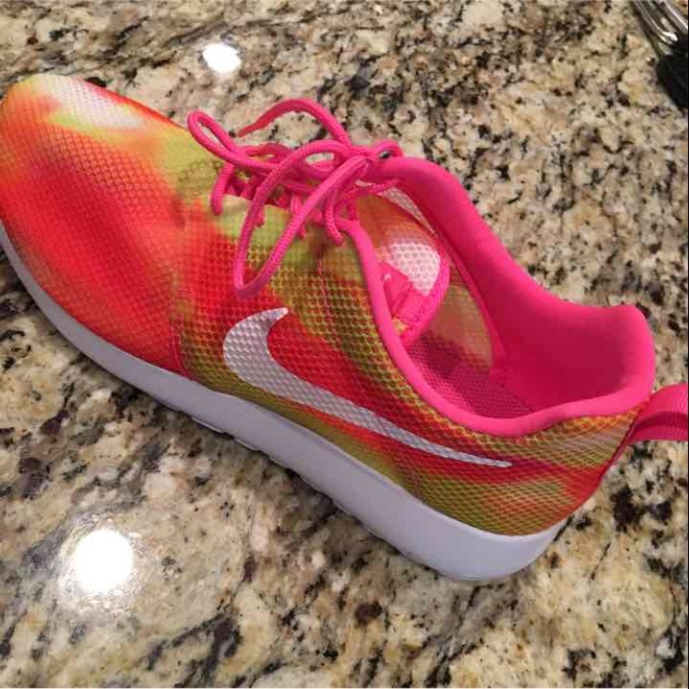 Brand new Nike roshe flight weight size 7Y/8.5 W