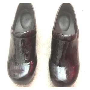 Comfy Clogs W Croc look