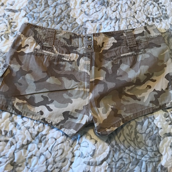 l.e.i. Pants - Camo shorts