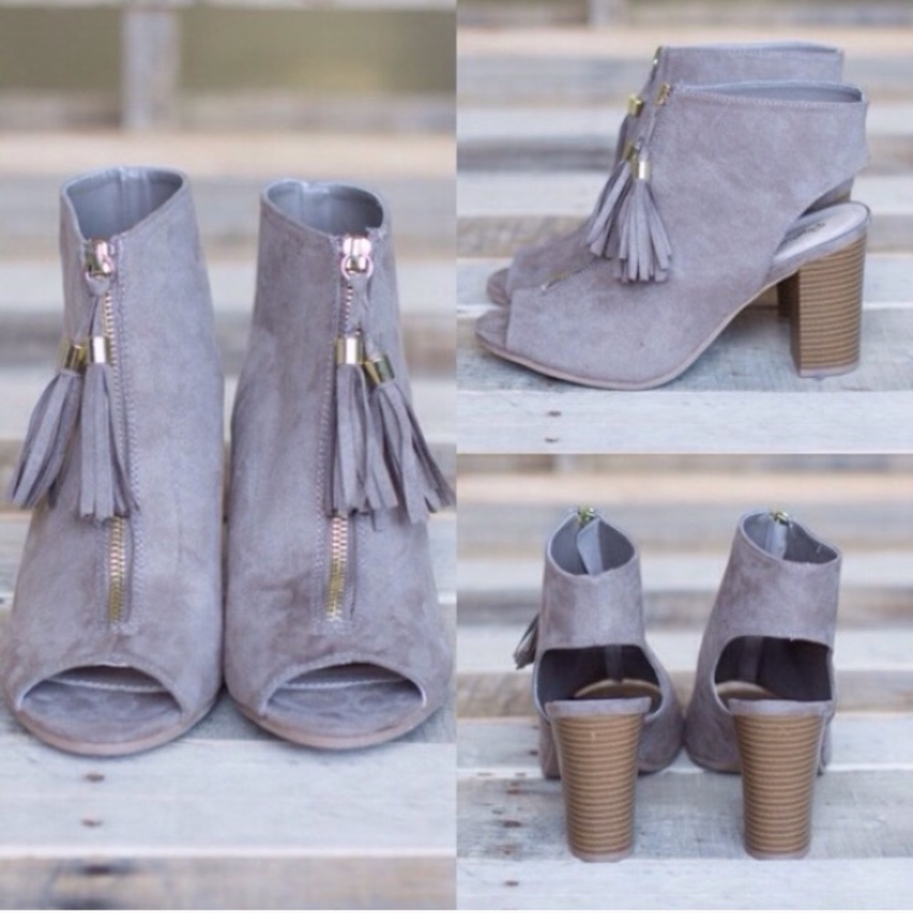 ❣️8.5❣️ Taupe Peep Toe Tassel Ankle Booties - Picture 2 of 4