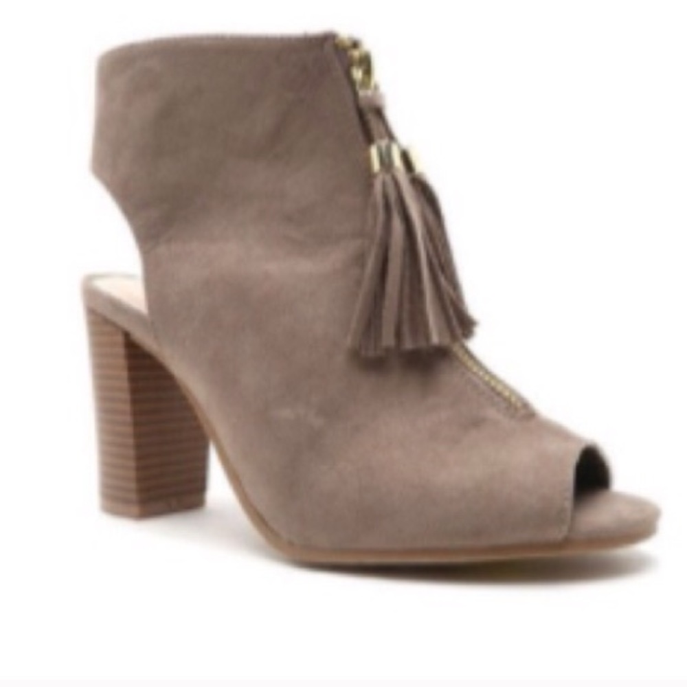 ❣️8.5❣️ Taupe Peep Toe Tassel Ankle Booties - Picture 4 of 4