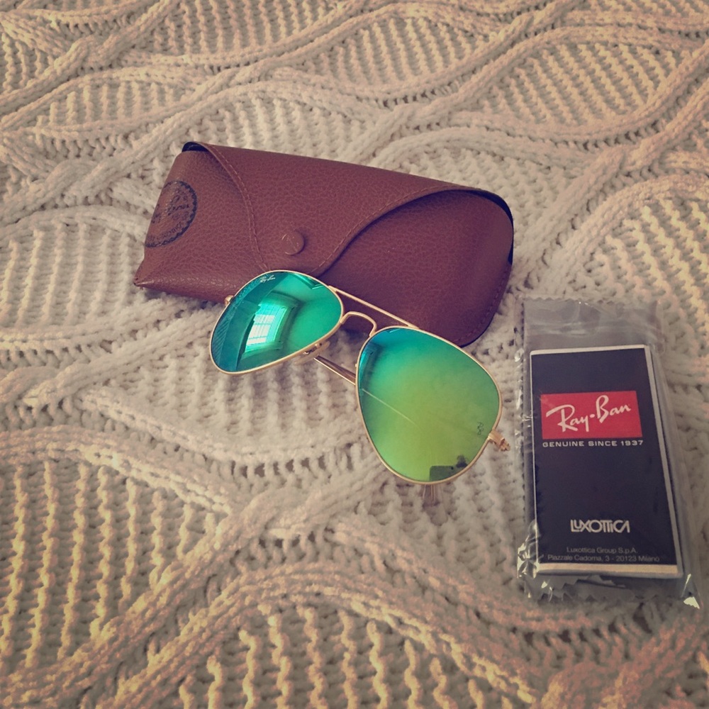 Green mirrored Ray Ban aviators