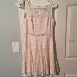 Créme lace dress