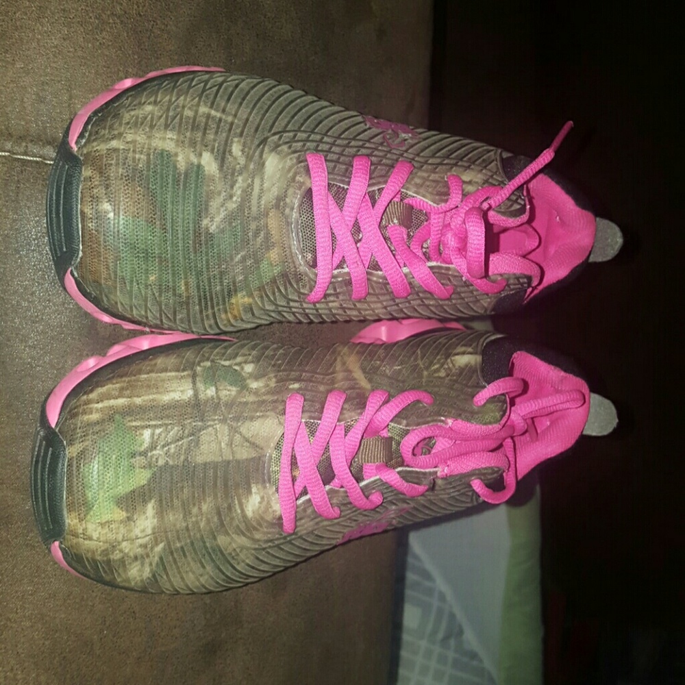 Womens size 8M camouflage shoes