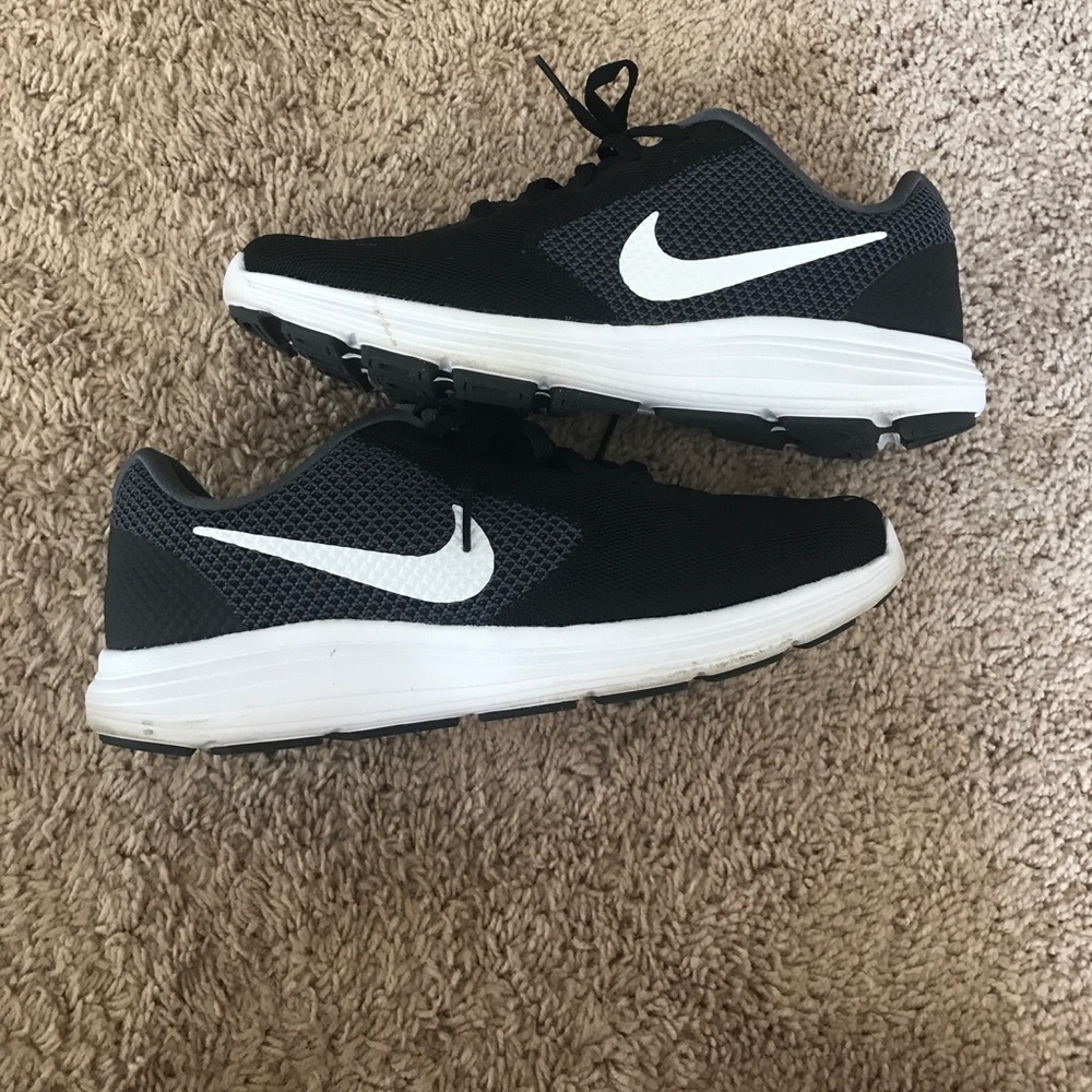 ✨LIKE NEW NIKES :  size 9.5✨