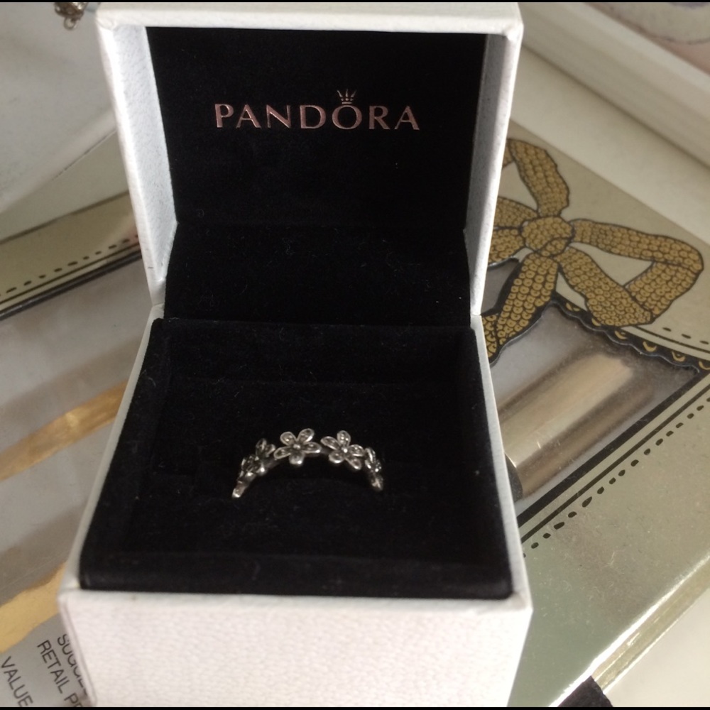 Dazzling Daisy silver pandora ring