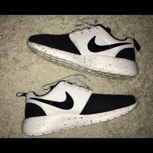 NIKE Roshe Run Black & White