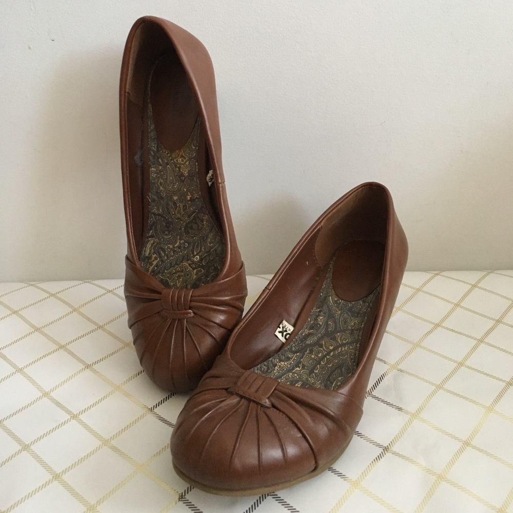 Xhilaration brown wedges