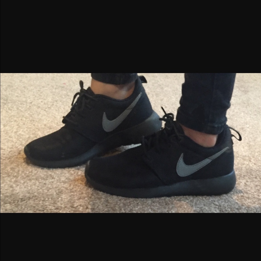 🖤🖤ISO ISO Black Nike Roshes🖤🖤