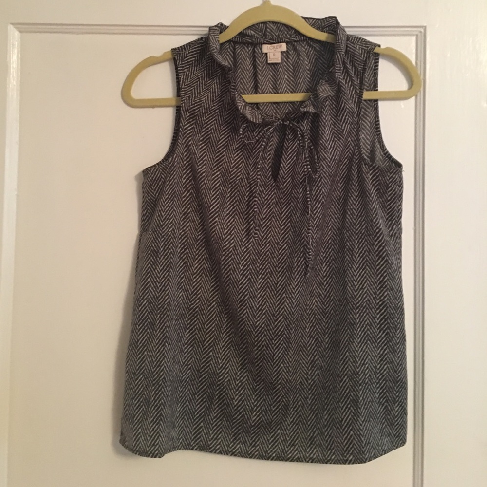 Ruffle collar herringbone sleeveless top.