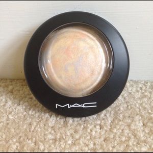 MAC mineralize skinfinish in "Lightscapade"