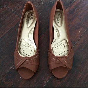 2/$10 Never worn brown wedges