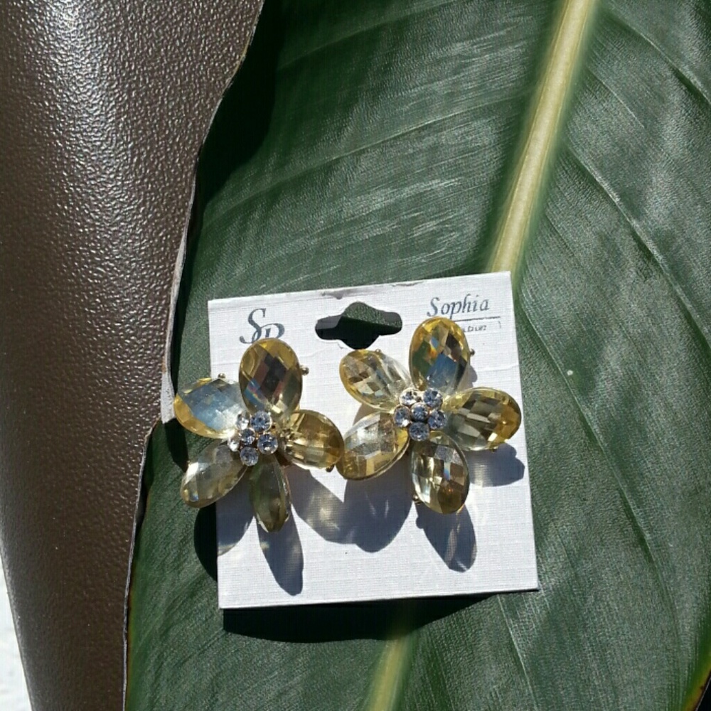 Vintage inspired crystal flower earrings studs