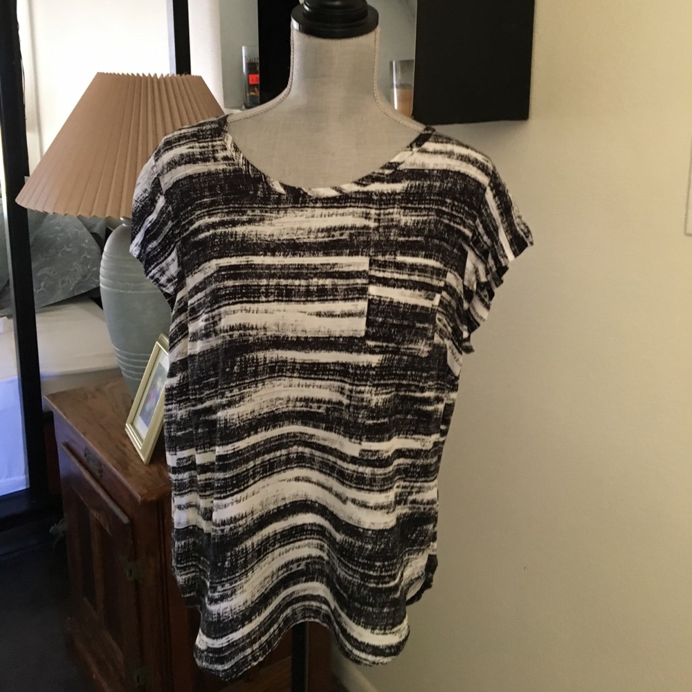 Black and white short sleeves top. Size XL