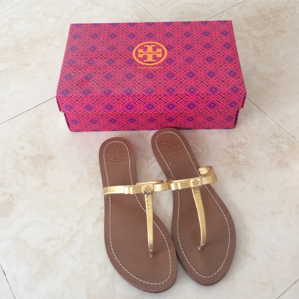 Tory Burch Leighanne Flat Bow Thong Sandal in Gold