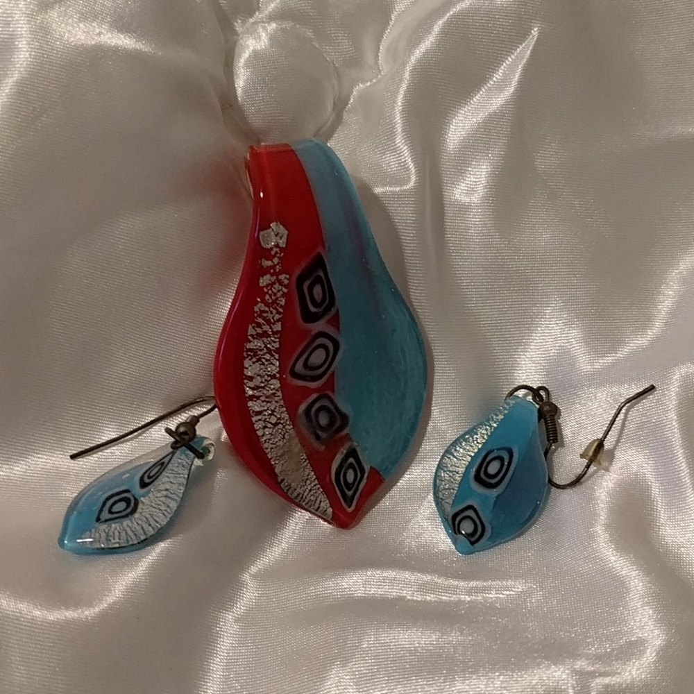 Necklace and matching earrings with extra pair