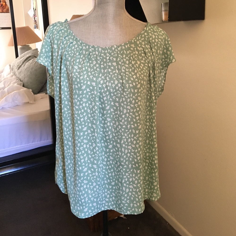 Cute top in size large