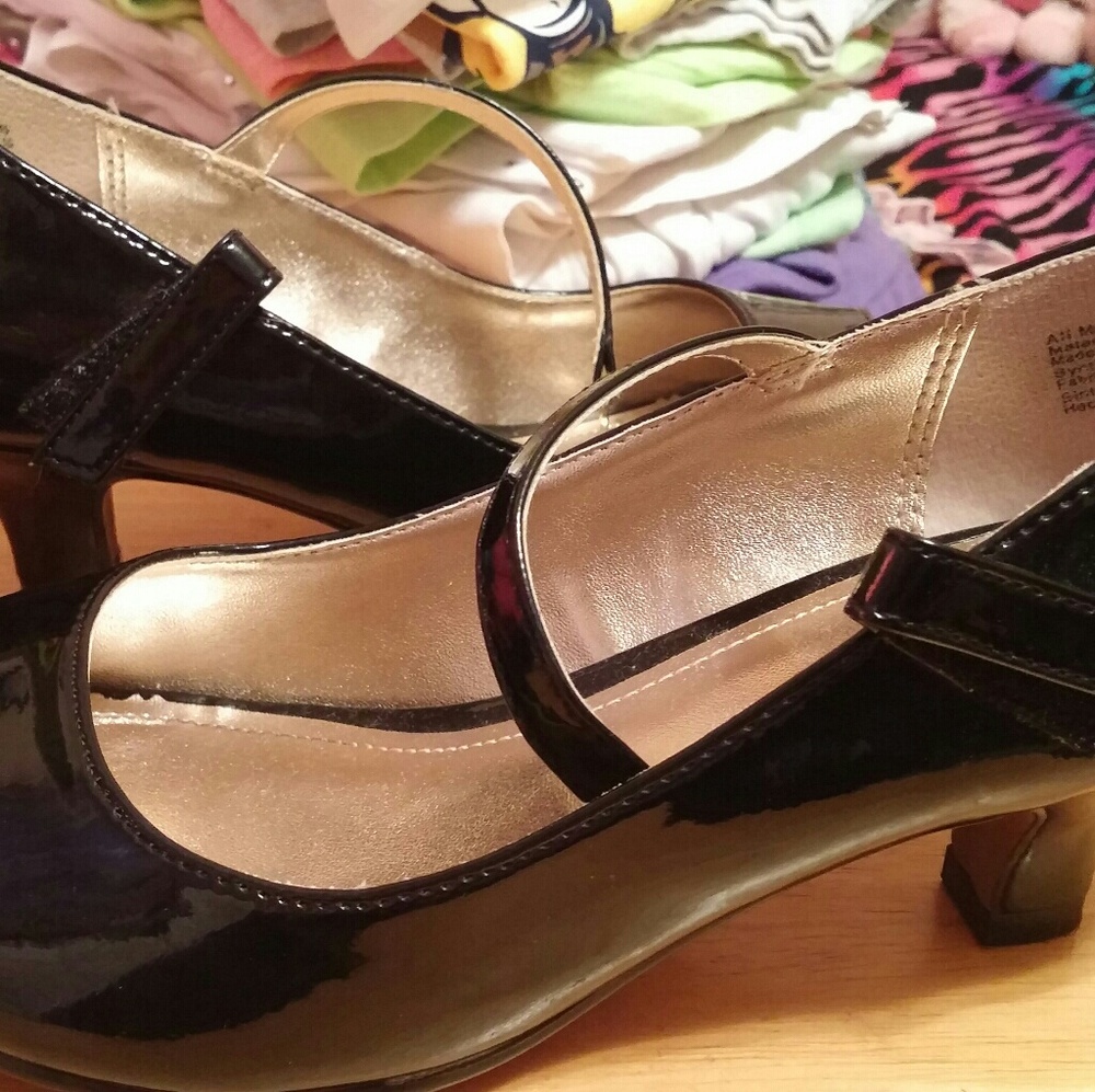 Children's small heel for ages 7-9.