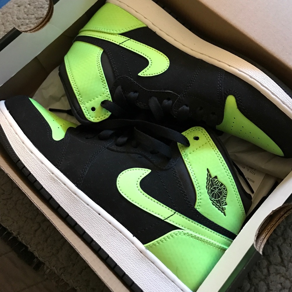 Brand new never worn.!💚🖤