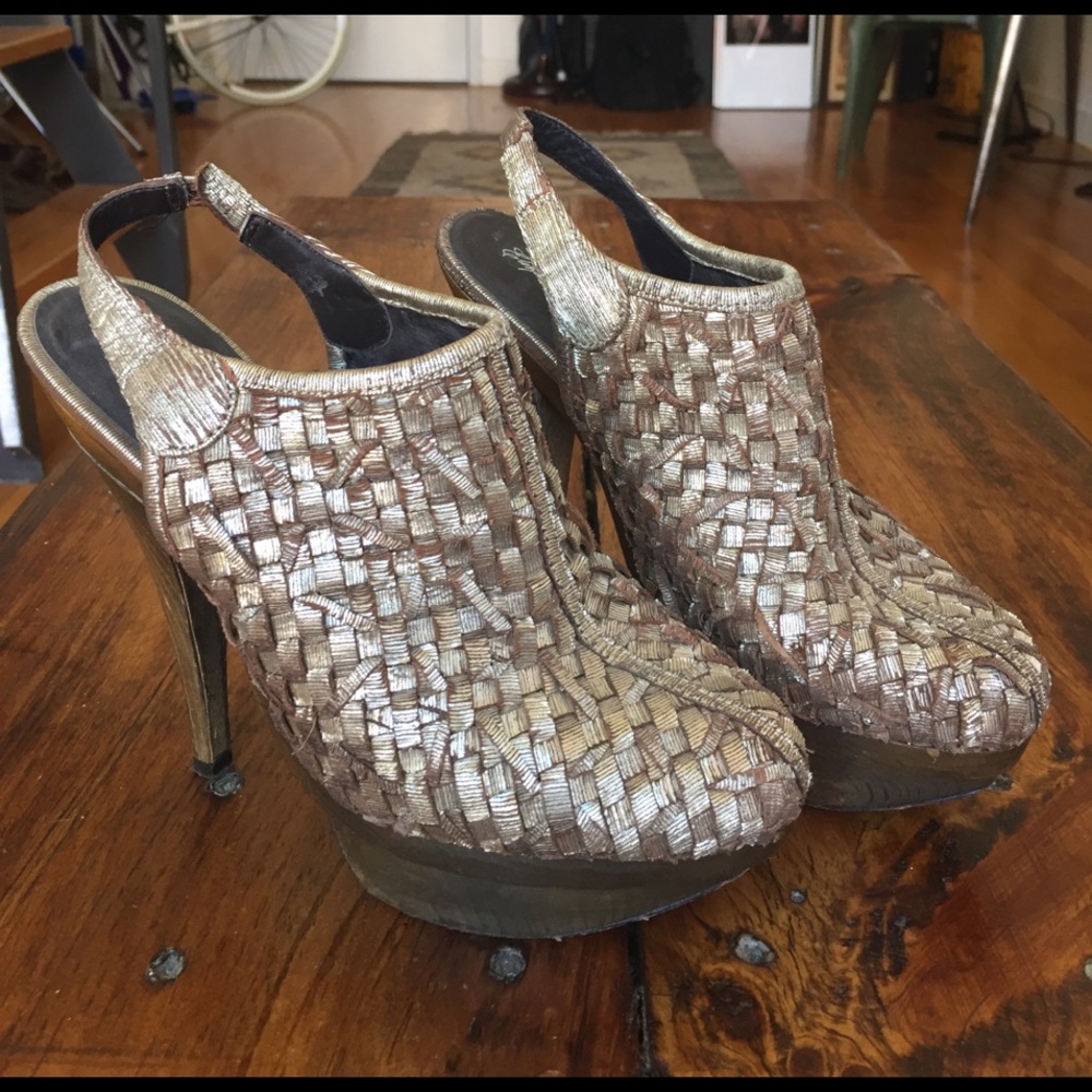 Elizabeth & James Metallic Platform Clog