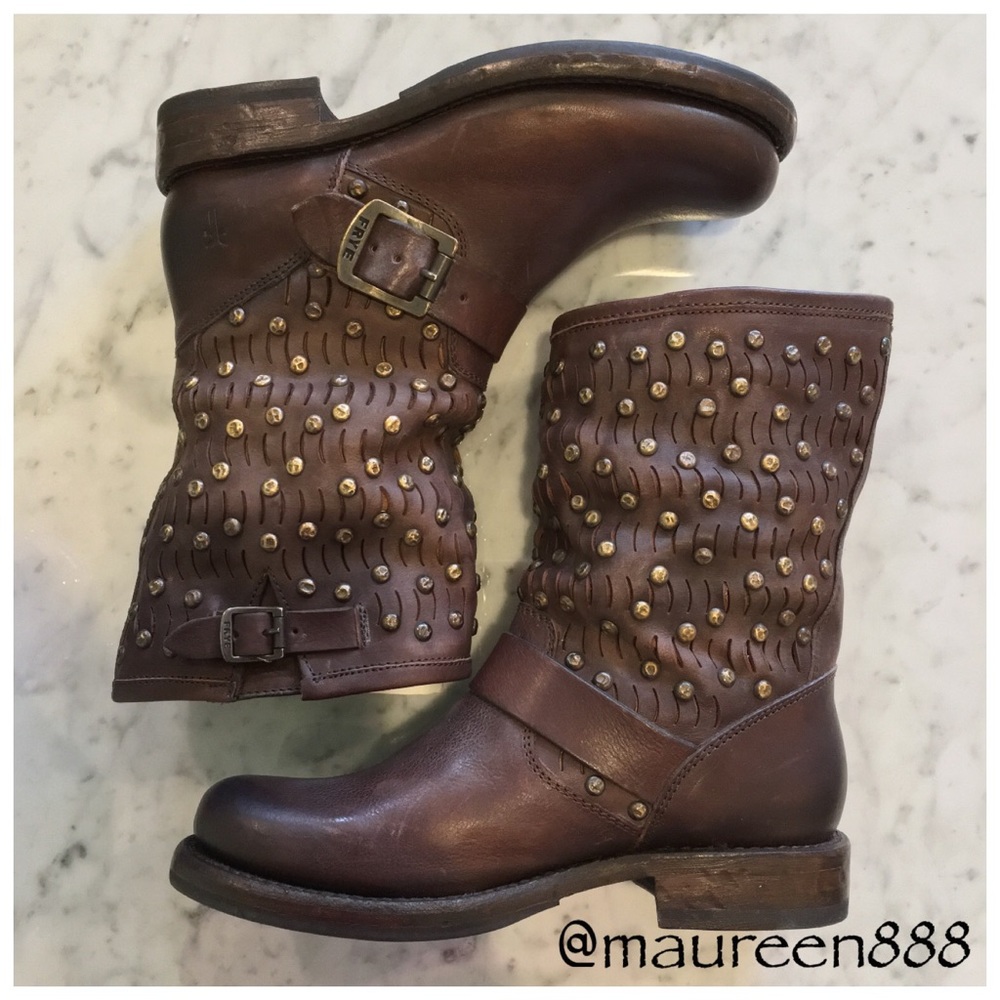 FRYE Jenna Cut Stud Short Boot [dark brown]