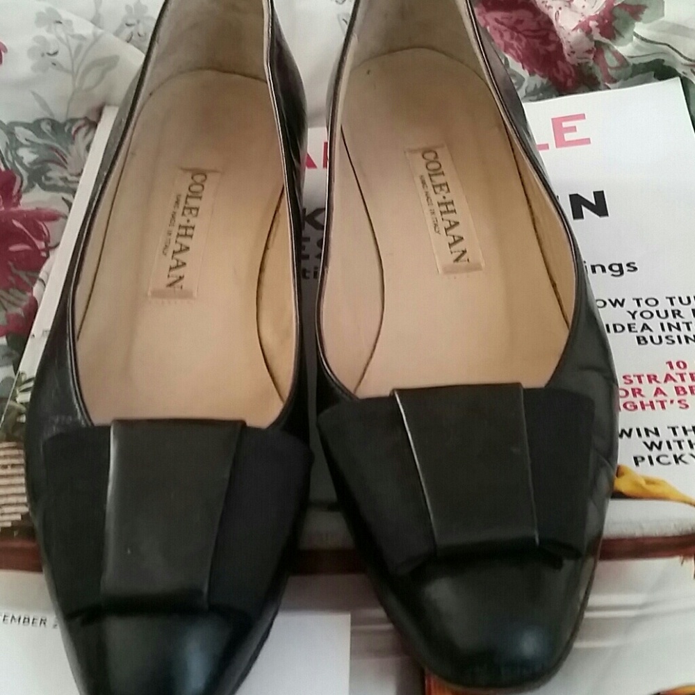 Cole Haan  size 6  leather low heeled shoes