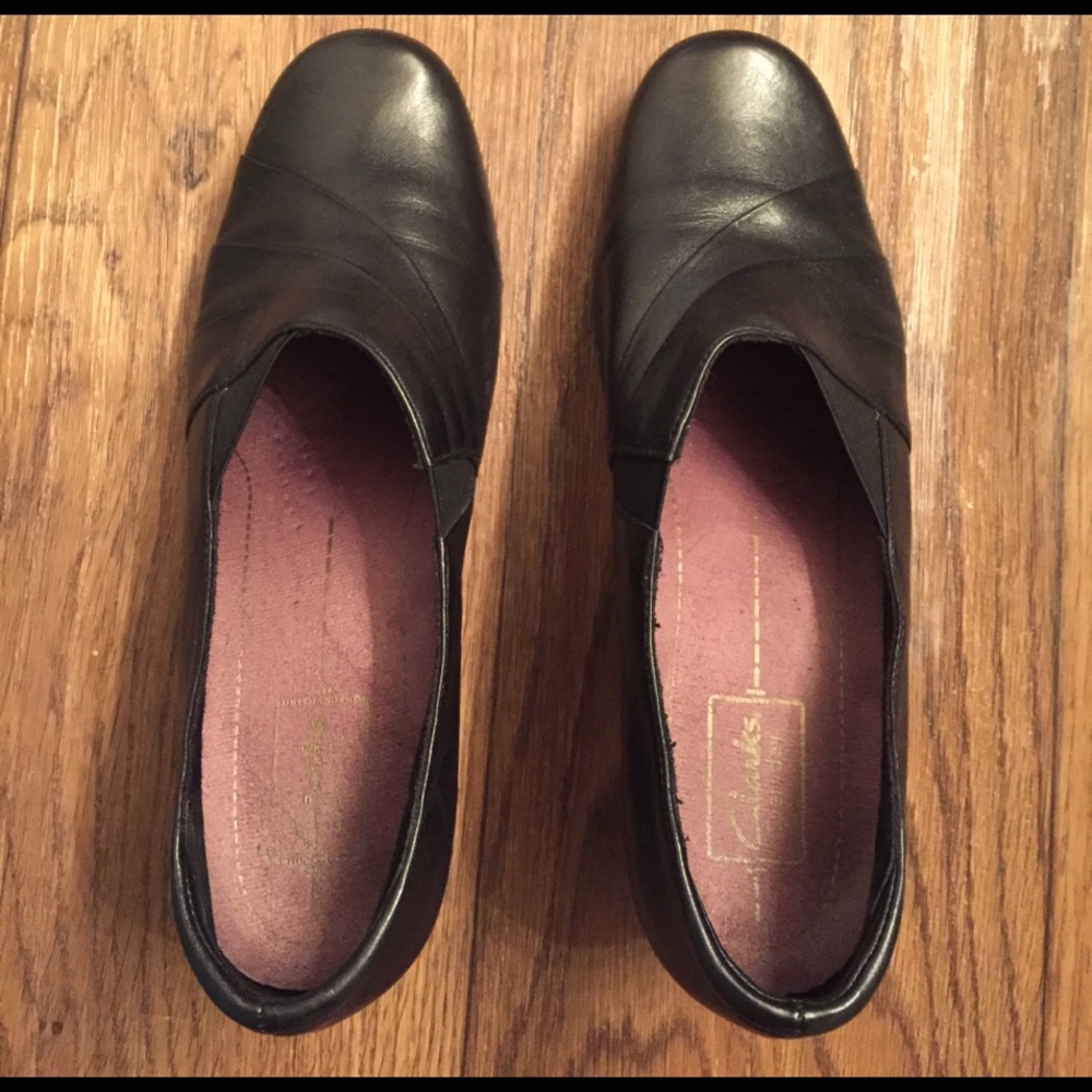 Women's black Clarks pumps