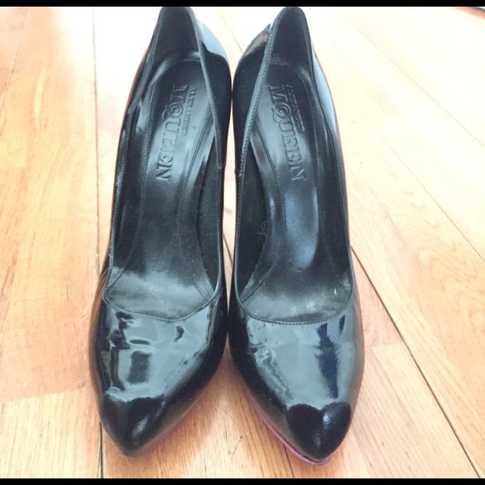 Alexander McQueen Heart Black Patent Leather Pumps