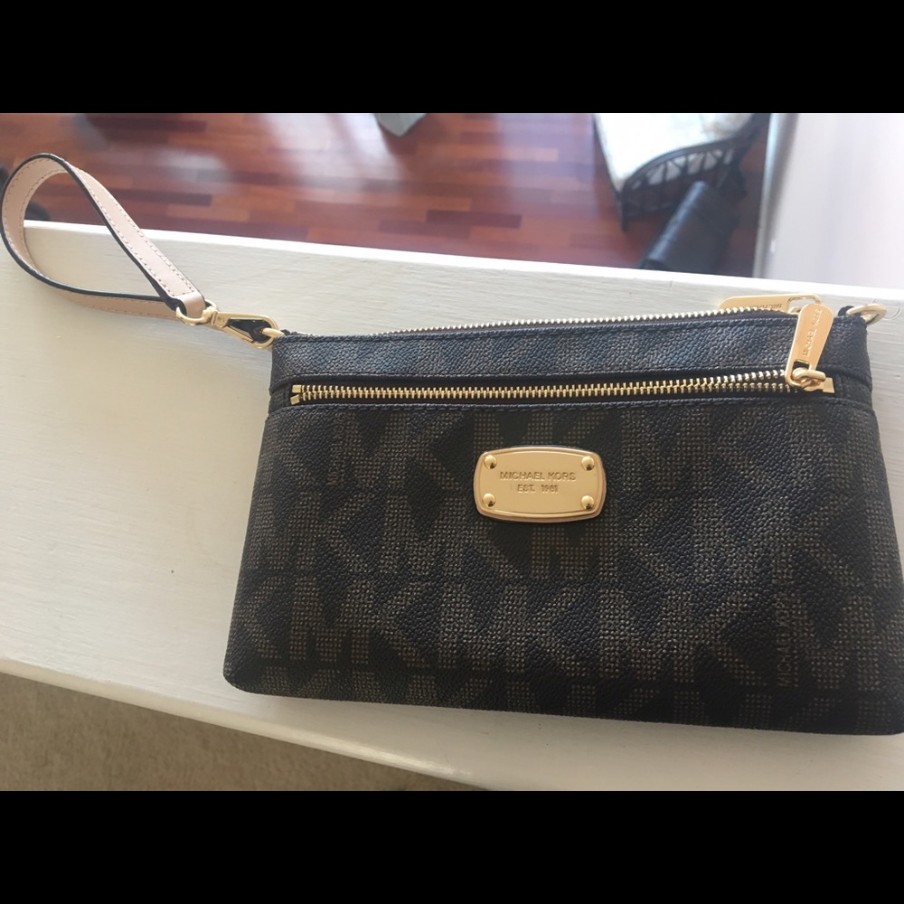 Micheal kors wristlet