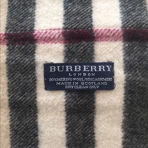 BURBERRY - fringed shawl with pockets.