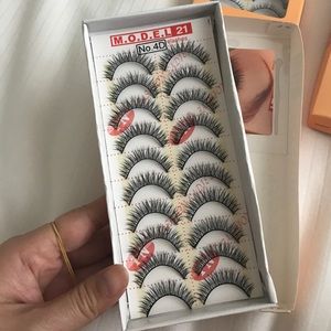 Model21 lashes 2 boxes of #4D  + 1 box of #19